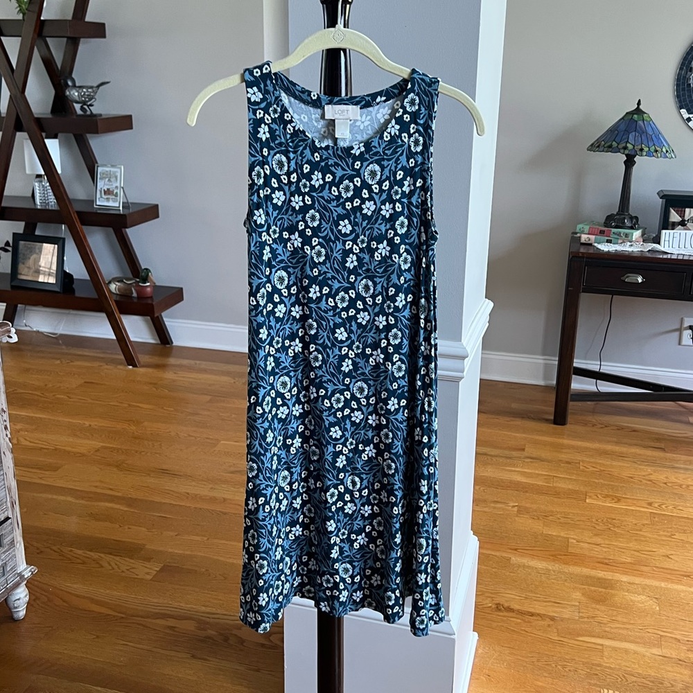 LOFT Women’s Floral Sleeveless Shift Dress